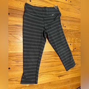 NIKE women’s cropped leggings